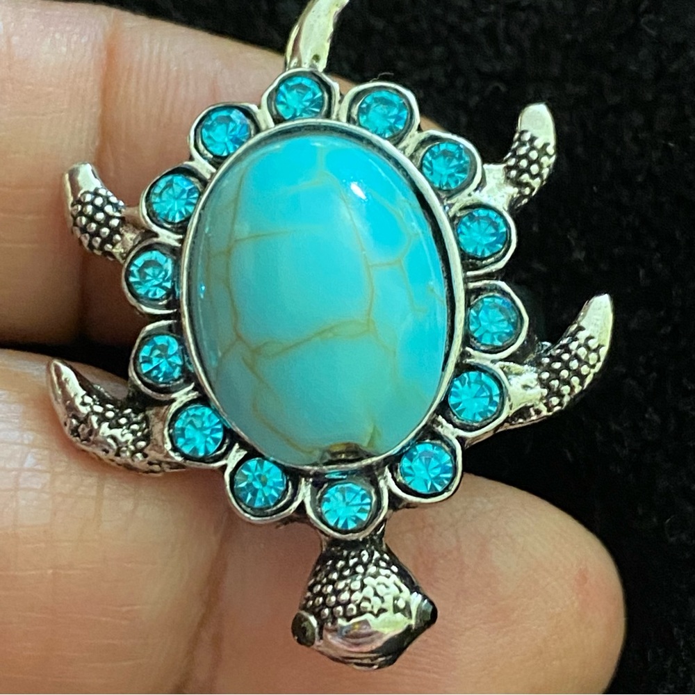 1 oversized adjustable Rings Turtle Lovers 
Turquoise stone and Rhinestones